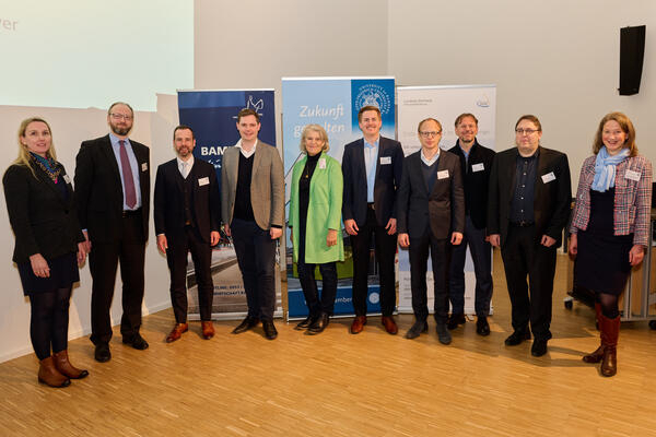 Bild vergr&ouml;&szlig;ern: Reger Austausch zwischen Unternehmen der Region und der Universität Bamberg  20. Februar 2023  KMUni - der Name war Programm: kleine und mittlere Unternehmen aus der Region sollten die Universität Bamberg treffen und ausgewählte Forschungsprojekte kennenl