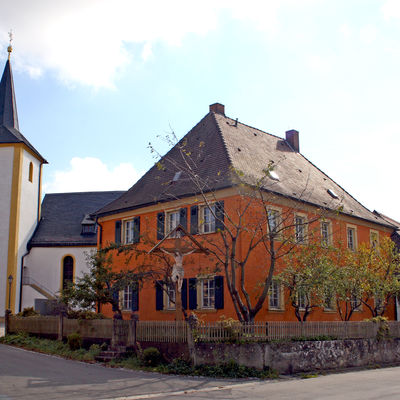 Kirche und Pfarrhaus in Stadelhofen