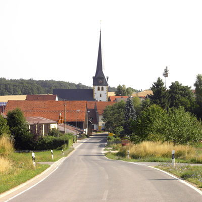 Blick auf Wattendorf mit Pfarrkirche
