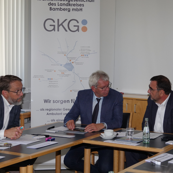 Fachgespräch mit Gesundheitsminister Klaus Holetschek zur geplanten Gesundheitsreform den Bundes (von links): Geschäftsführer der GKG, Udo Kunzmann, Landrat Johann Kalb.
