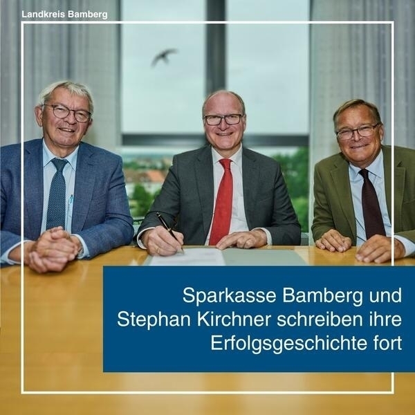 Im Beisein vom Verwaltungsratsvorsitzenden, OB Andreas Starke (r.), und dem Stellvertreter, Landrat Johann Kalb (l.), unterzeichnete Stephan Kirchner seinen neuen Vertrag.