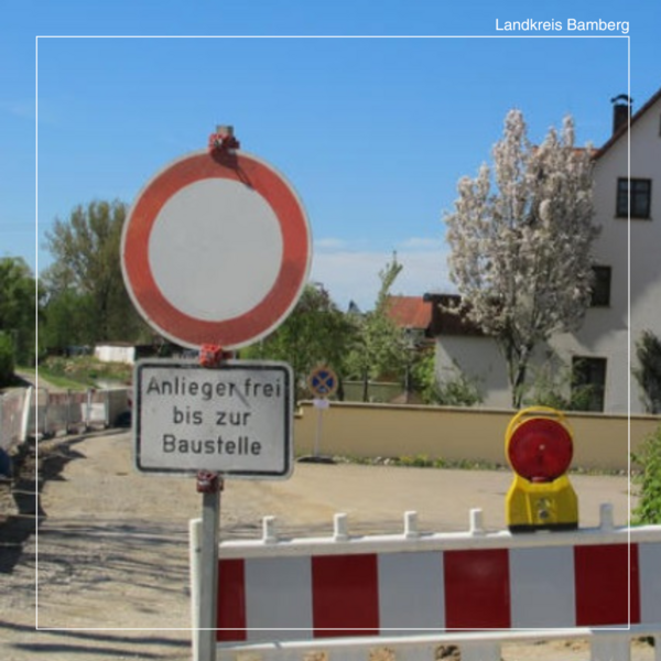 Straßenschild "Durchfahrt verboten" an einer Baustelle