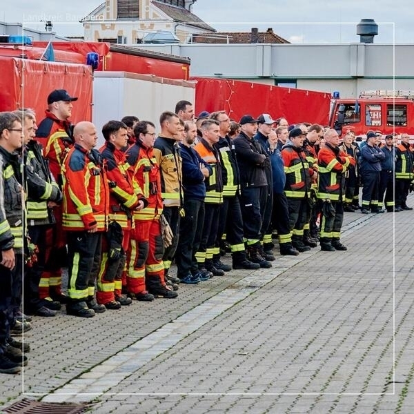 Bild vergr&ouml;&szlig;ern: Feuerwehren helfen in Hochwasserregion
