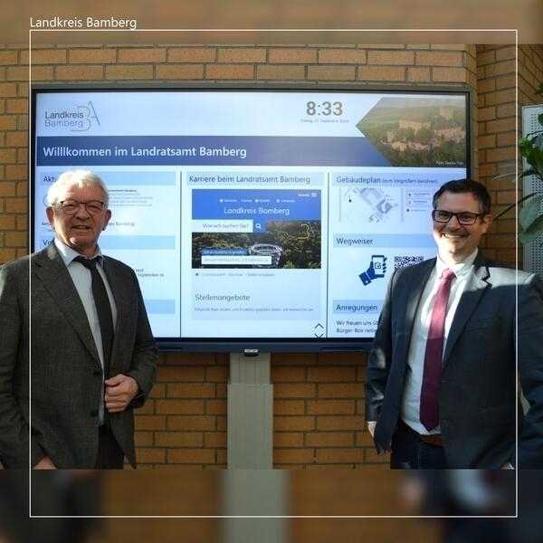 Bild vergr&ouml;&szlig;ern: Neue »Digitale Wegweiser« am Landratsamt Bamberg