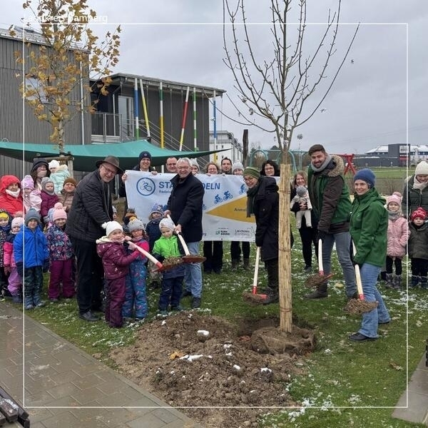 Bild vergr&ouml;&szlig;ern: STADTRADELN - Baumpflanzaktion