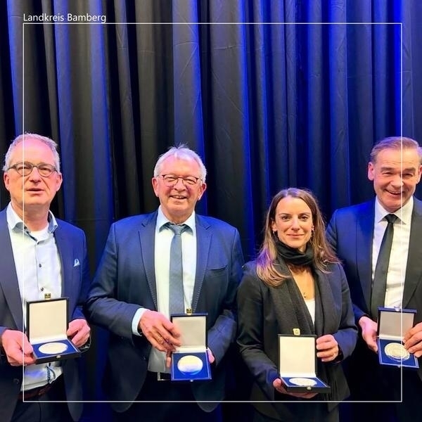 Bild vergr&ouml;&szlig;ern: Landrat Johann Kalb mit Europa-Medaille ausgezeichnet