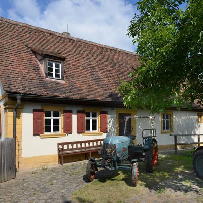 Bauernmuseum Bamberger Land - Innenhof mit Traktor