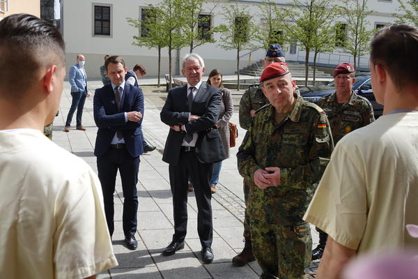 Bild vergr&ouml;&szlig;ern: General zum Truppenbesuch im Landkreis