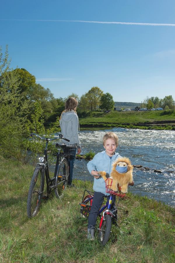 Ausschnitt aus dem Flyer Stadtradeln 2020 - Kind bei Fahrradtour mit Plschlwe
