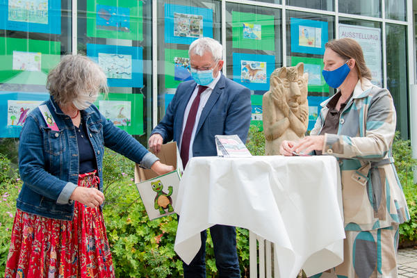 Zur Eröffnung der Ausstellung im Landratsamt Bamberg zogen Regina Hanemann als Leiterin der Museen der Stadt Bamberg zusammen mit Landrat Johann Kalb als Vorsitzender und Anne Schmitt als Geschäftsführerin des Flussparadieses Franken fünf Preise.