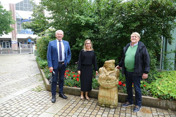 Landrat Johann Kalb bedankt sich bei Franz Rosenklee für die Spende der Skulptur. (v. l. Landrat Johann Kalb, Brigitte Seidl vom Fachbereich Organisation, IuK, Künstler Frank Rosenklee)
