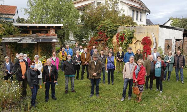 Gruppenbild, entstanden bei der Verleihung der Zertifkats "Naturgarten - Bayern blüht"