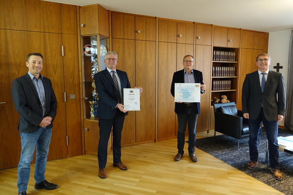 Dr. Christian Lorenz (Leiter Bildungsbüro Landratsamt), Landrat Johann Kalb, Oberbürgermeister Andreas Starke sowie Dr.  Matthias Pfeuffer (Leiter Bildungsbüro Stadt Bamberg) freuen sich über die Auszeichnung.