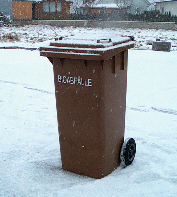 Bild vergr&ouml;&szlig;ern: Biotonne im Winter