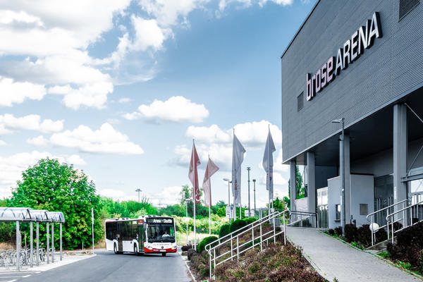 Shuttle-Bus vor Brose Arena.