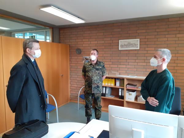 Bild vergr&ouml;&szlig;ern: Staatssekretär Thomas Silberhorn besucht Bundeswehr in Bamberg