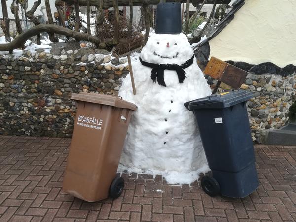Schneemann mit Müllbehältern