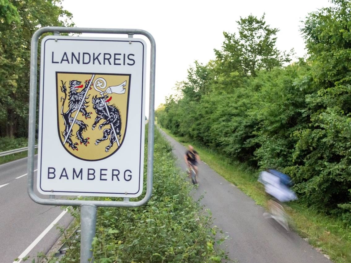 Bild vergr&ouml;&szlig;ern: Radfahrende begegnen sich an der Landkreisgrenze.