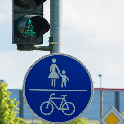 Lichtsignalanlage mit Verkehrszeichen 