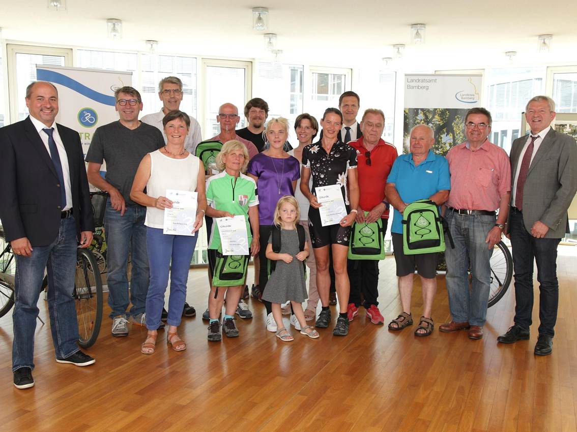 Bild vergr&ouml;&szlig;ern: Gruppenbild der Preisverleihung STADTRADELN 2019
