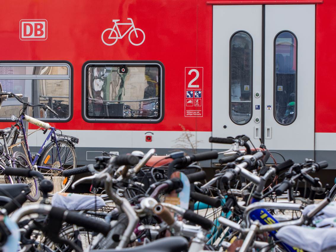 Bild vergr&ouml;&szlig;ern: Fahrräder vor Zug am Bahnhof Bamberg