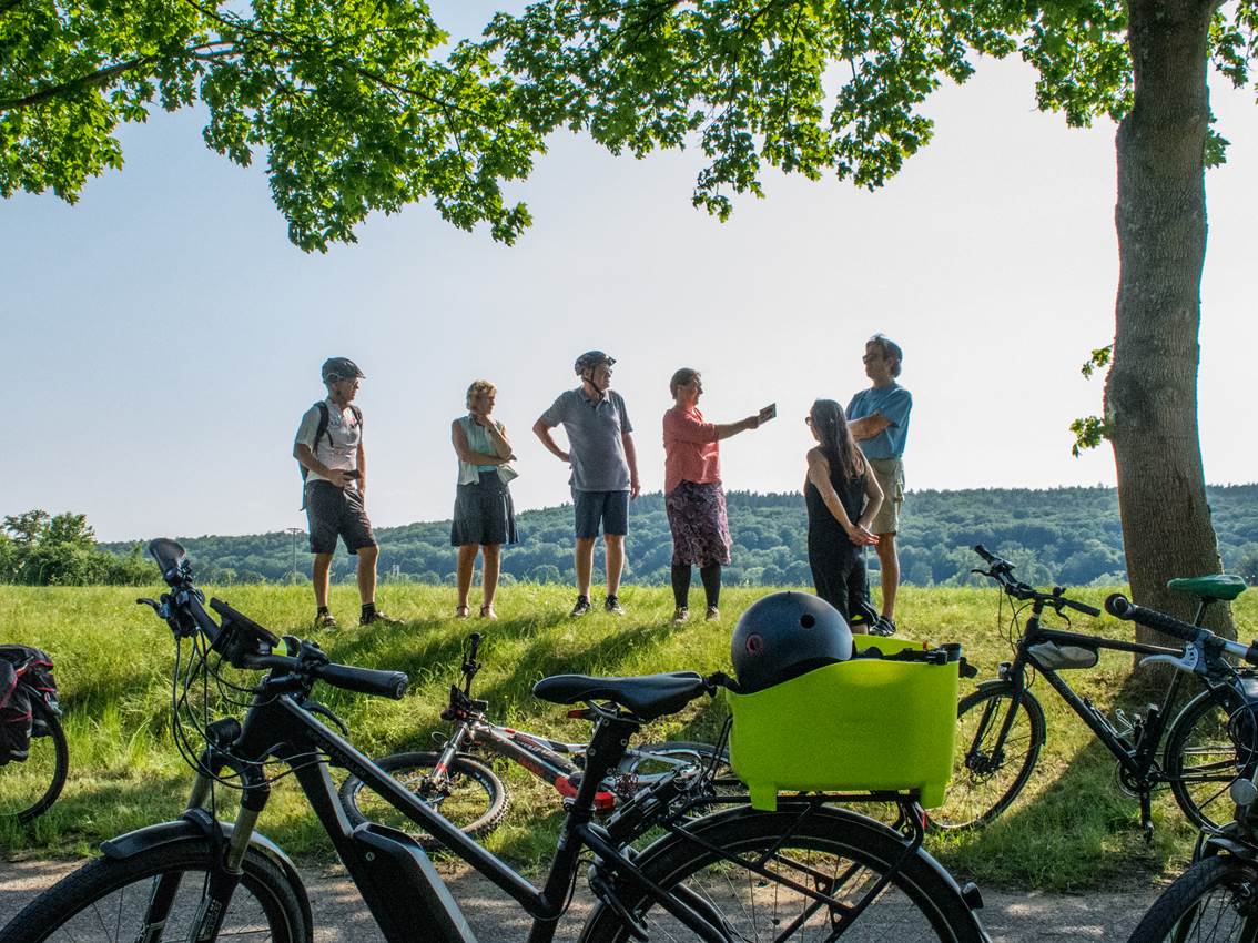 Bild vergr&ouml;&szlig;ern: Radfahrende tauschen sich während einer Pause aus