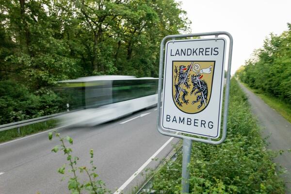 Bild vergr&ouml;&szlig;ern: Landkreisschild mit Bus