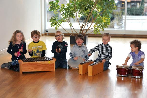 Bild vergr&ouml;&szlig;ern: Kinder beim Ausprobieren von Instrumenten