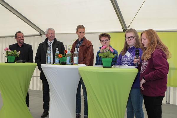 Bild vergr&ouml;&szlig;ern: Jugendliche mit Minister Glauber und Landrat Kalb im Gespräch