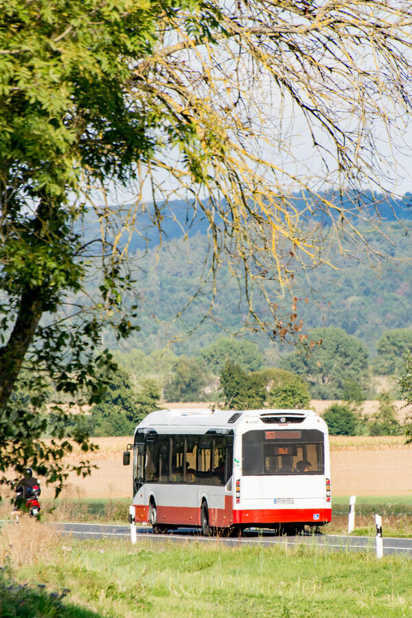 Bild vergr&ouml;&szlig;ern: Bus auf der Landstraße