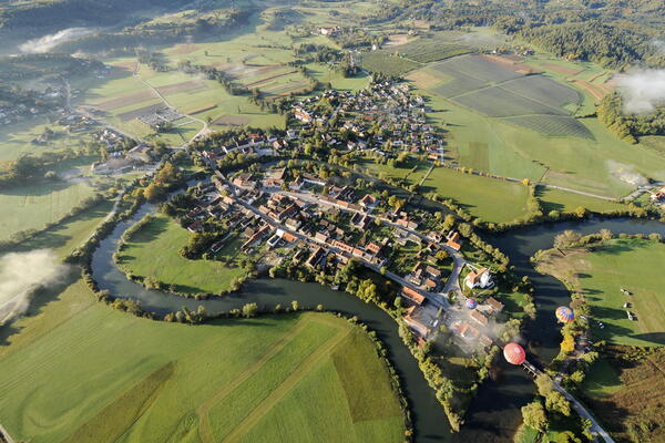 Luftbildaufnahme des Klosters Kostanjevica na Krki, slowenischer Partner im LEADER-Projekt "Cisterscapes - Cistercian landscapes connecting Europe"