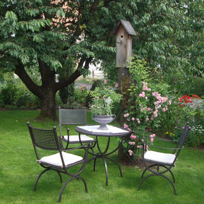 romantisch angelegter Garten mit idyllischer Sitzecke