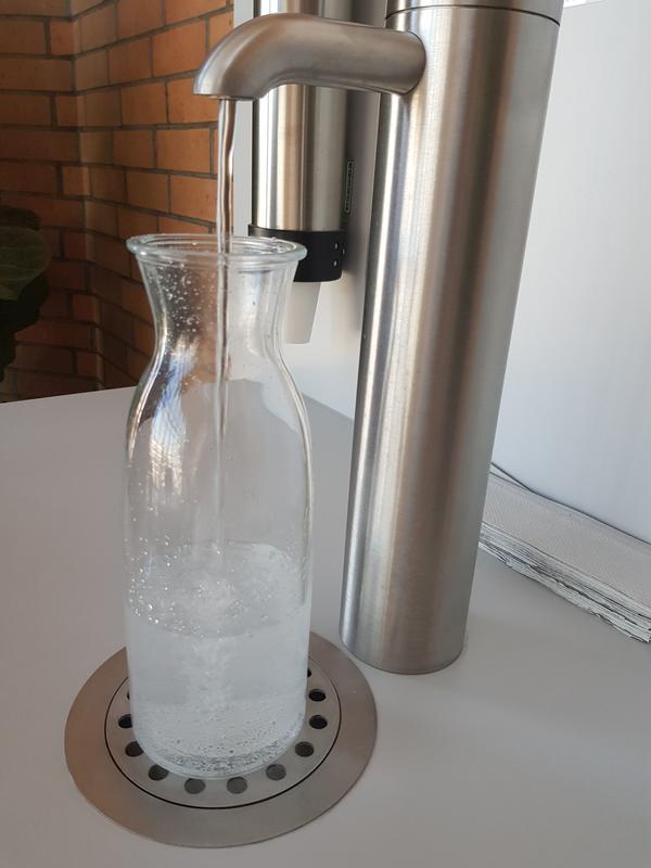 Auffüllen einer Wasserflasche am Trinkwasserspender
