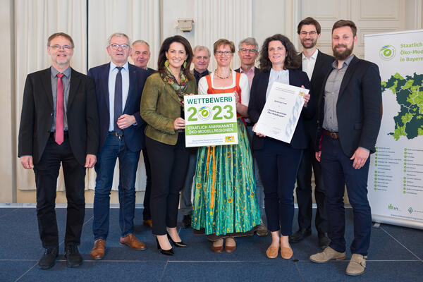 Bild vergr&ouml;&szlig;ern: Landrat Kalb sieht Öko-Modellregion als Chance, um bio-regionalen Anteil an Lebensmitteln in der Region weiter zu fördern.  11. Mai 2023   Jetzt ist es offiziell: der Landkreis Bamberg ist ab sofort staatlich anerkannte Öko-Modellregion. Bei einem Festakt