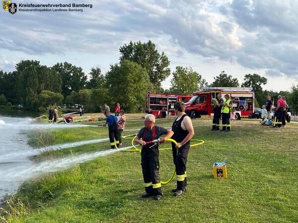 Einsatzkrfte der Feuerwehren im Einsatz am Ebinger See