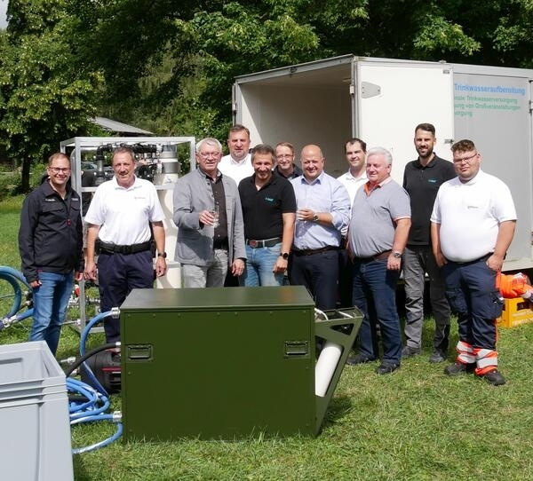 Bild vergr&ouml;&szlig;ern: Übergabe Trinkwasseraufbereitungsanlagen