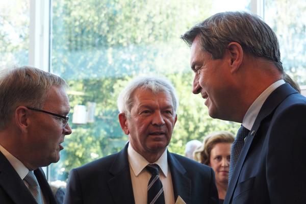 Bild vergr&ouml;&szlig;ern: Oberbürgermeister Andreas Starke, Landrat Johann Kalb, Ministerpräsident Markus Söder