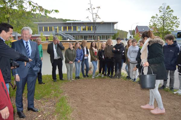 Schler der Steigerwald-Realschule Ebrach legen einen Blhstreifen auch fr die beiden Bienenvlker der Imker Arbeitsgruppe an.