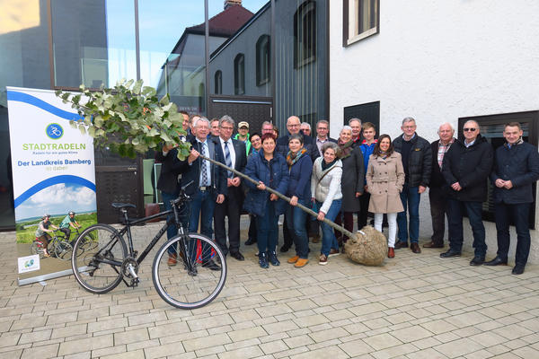 Bild vergr&ouml;&szlig;ern: Baumpflanzaktion