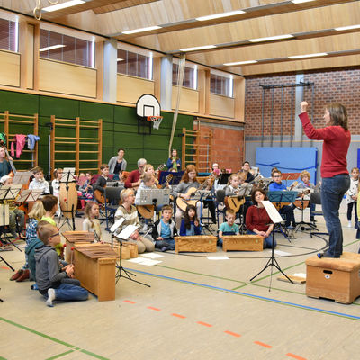 Bild vergr&ouml;&szlig;ern: Kinder musizieren
