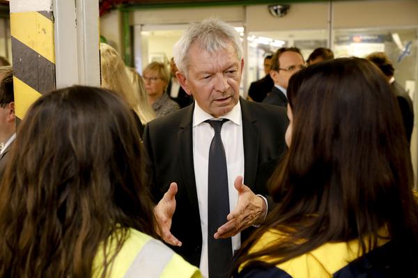 Bild vergr&ouml;&szlig;ern: Landrat im Gespräch mit Michelinmitarbeitern