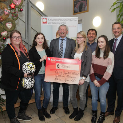 Bild vergr&ouml;&szlig;ern: Spendenübergabe Azubis