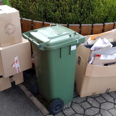 Bild vergr&ouml;&szlig;ern: Kartonagen neben den Papiertonnen