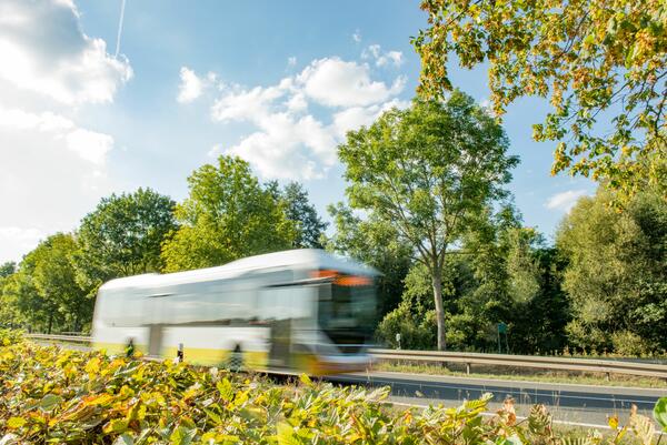 Bild vergr&ouml;&szlig;ern: Landkreisbus gelb