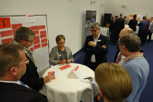 Bild vergr&ouml;&szlig;ern: Diskussion im World Cafe
