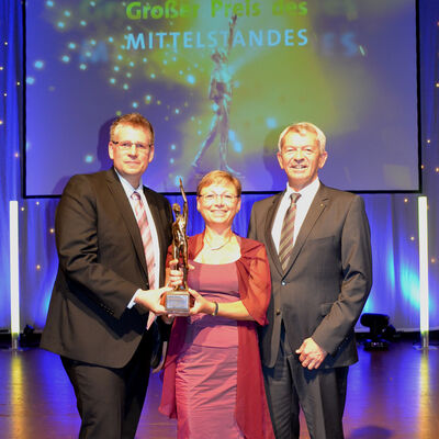 Die beiden Wirtschaftsförderer Inge Werb und Rainer Keis gemeinsam mit Landrat Johann Kalb werden mit dem "Großen Preis des Mittelstandes" 2015 ausgezeichnet.