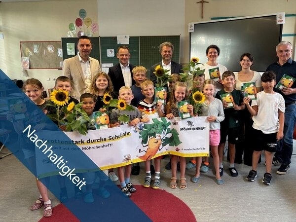 Bild vergr&ouml;&szlig;ern: Übergabe des „Möhrchen“-Hausaufgabenhefts an die Grundschule Baunach