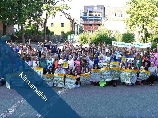 Bild vergr&ouml;&szlig;ern: Kleine Klimaschützer übergeben gesammelte Meilen an Oberbürgermeister und Landrat