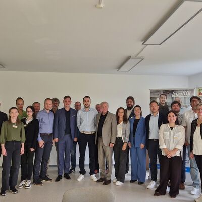 Bild vergr&ouml;&szlig;ern: Gruppenfoto der teilnehmenden Unternehmen und Referenten