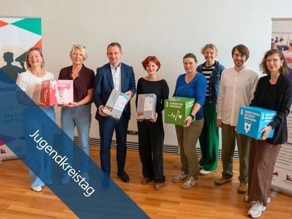Bild vergr&ouml;&szlig;ern: : Übergabe der ersten 30 Menstruationsartikelspender im Landratsamt Bamberg: (v.l.:) Sonja Pelz und Dr. Elisabeth Barth-Söder (Soroptimistinnen Club Bamberg Wilde Rose), Landrat Johannes Maciejonczyk, Bettina Hensel (Jugendkreistag Bamberg), Dr. Susanne Nick, Dr. Ingrid Stöhr, Markus Bria und Alexandra Hölzlein (alle Landratsamt Bamberg).